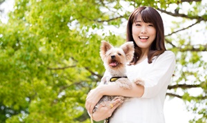 犬を抱っこした女性